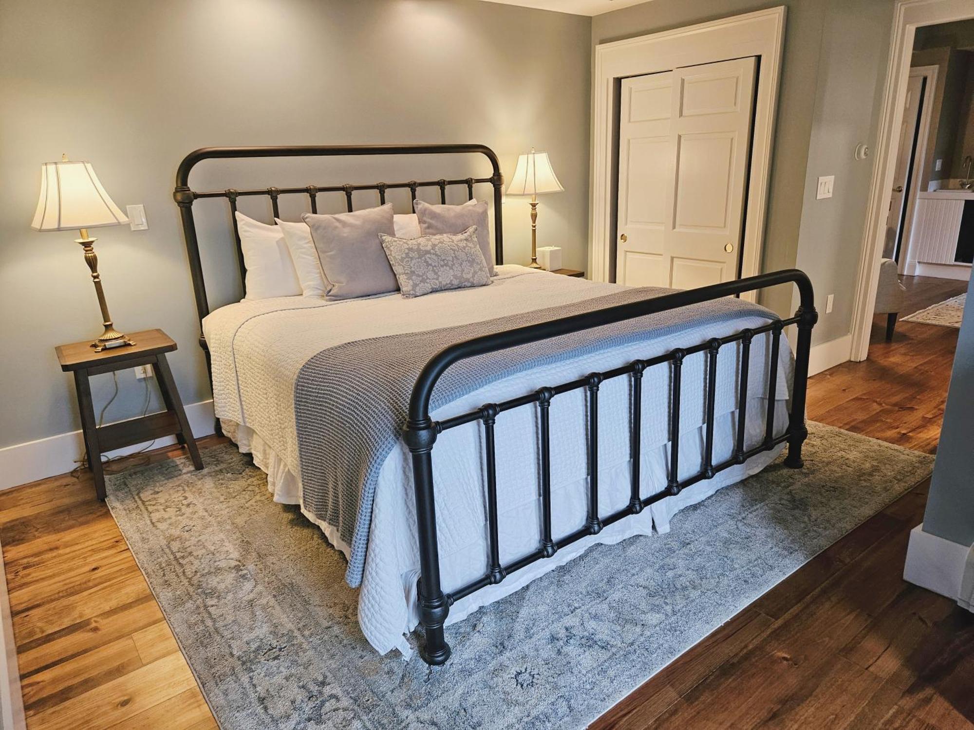 The Manor On Golden Pond Bed & Breakfast Holderness Bagian luar foto
