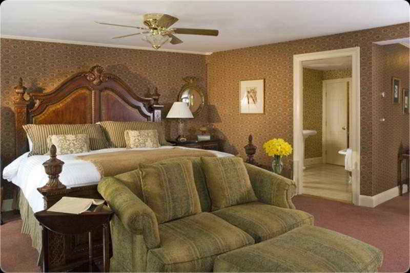 The Manor On Golden Pond Bed & Breakfast Holderness Bagian luar foto