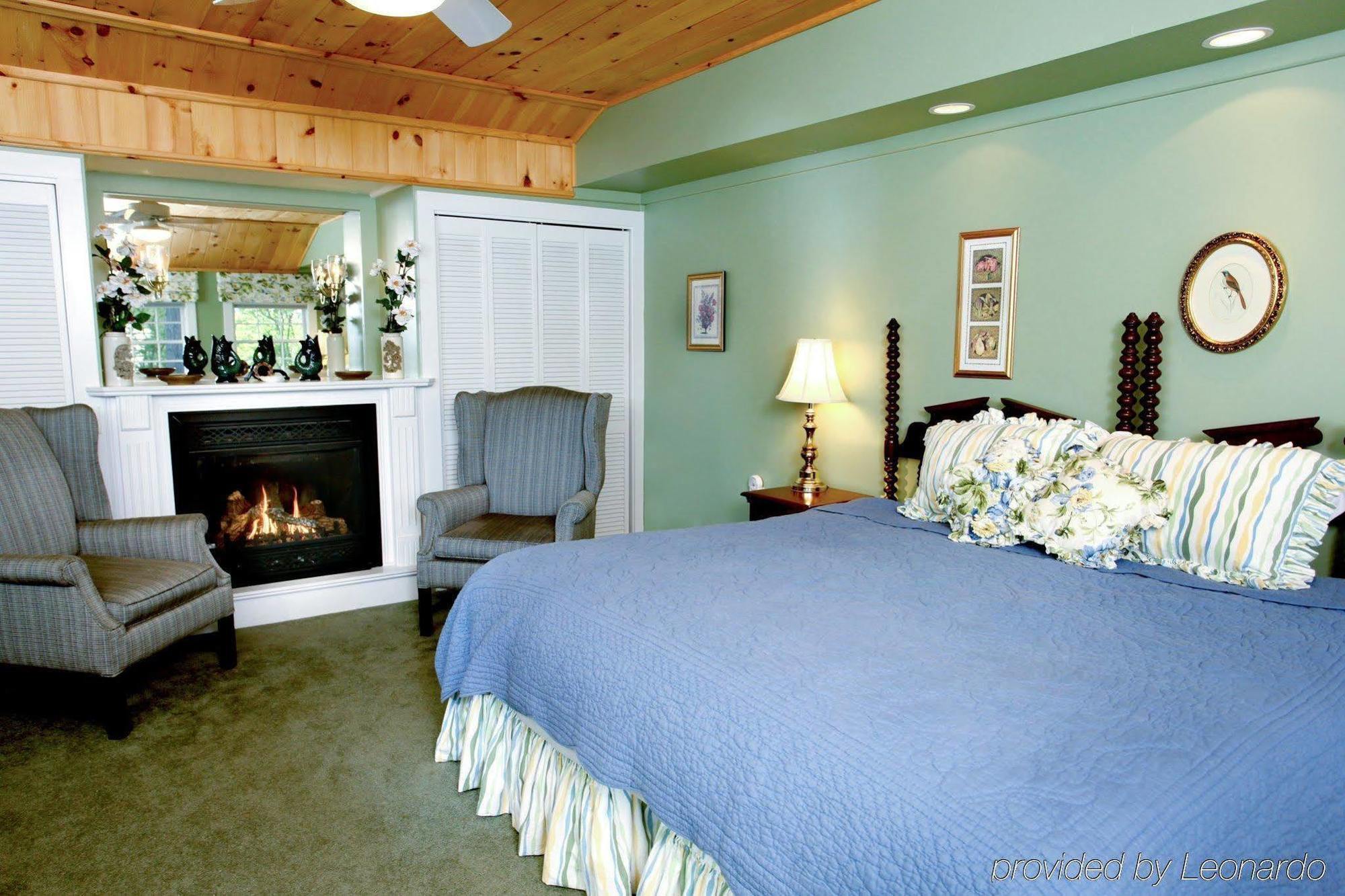 The Manor On Golden Pond Bed & Breakfast Holderness Bagian luar foto